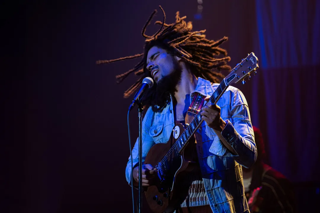 Kingsley Ben-Adir como Bob Marley. Filme é a estreia da semana