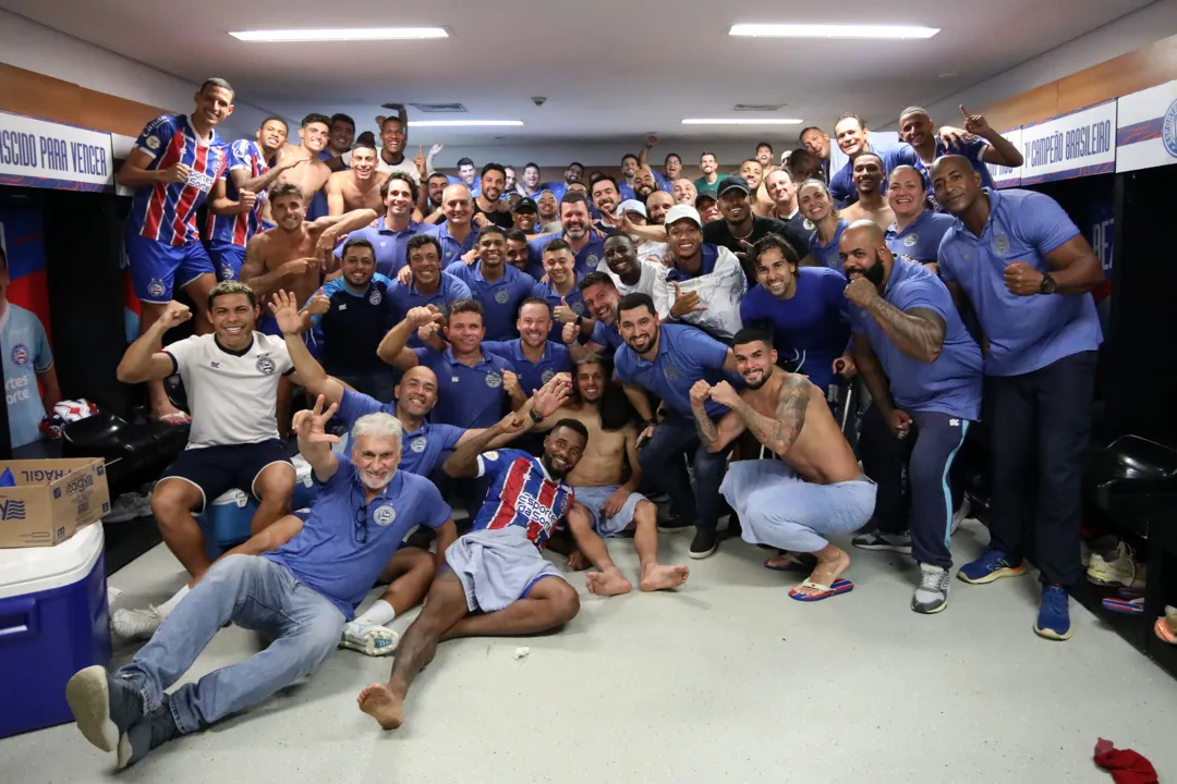 Elenco do Bahia posa para foto após confirmação da permanência na Série A