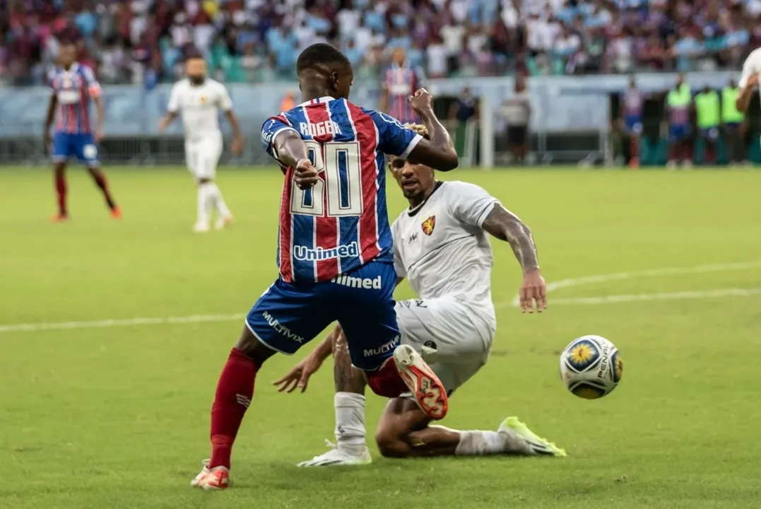 Quando veio o lançamento, Roger Gabriel amaciou a bola com leveza usando o peito; depois, driblou o marcador num só toque