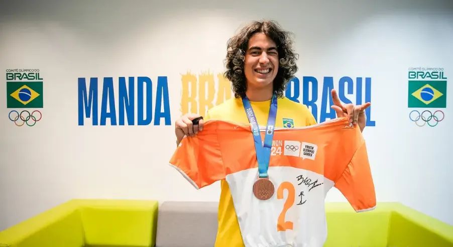 Já ciente da repercussão de sua conquista, o menino, que retornou ao país no último dia 25, tem passado os últimos dias descansando e contando sua história