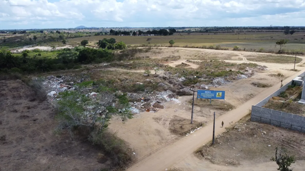 Imagens aéreas da região, obtidas pelo Portal A TARDE, mostram o terreno sem empreendimentos e com a presença de vegetação arbustiva