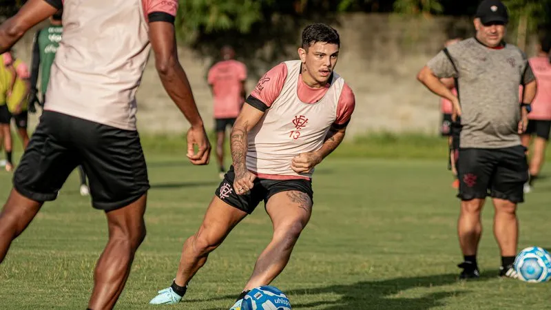 Lateral-esquerdo Felippe Borges durante treinamento na Toca do Leão