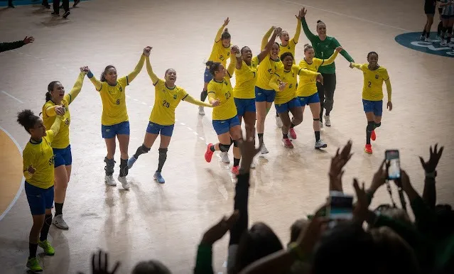 Seleção Brasileira de Handebol comemorando vitória