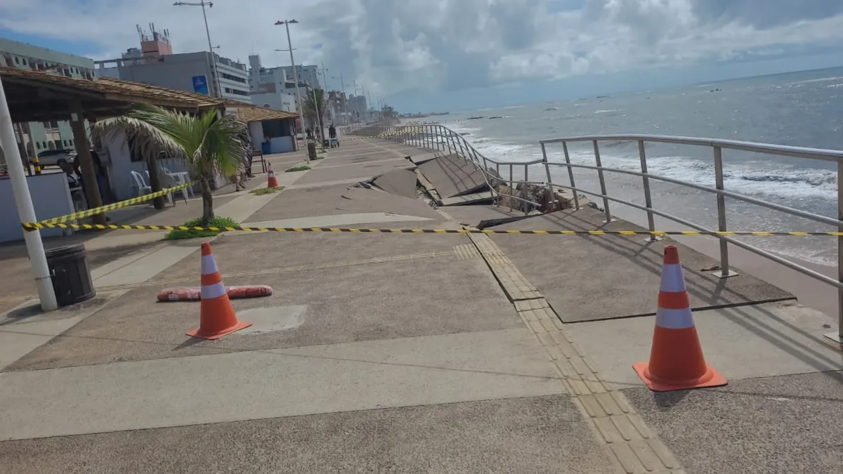 Calçada cede após força da maré