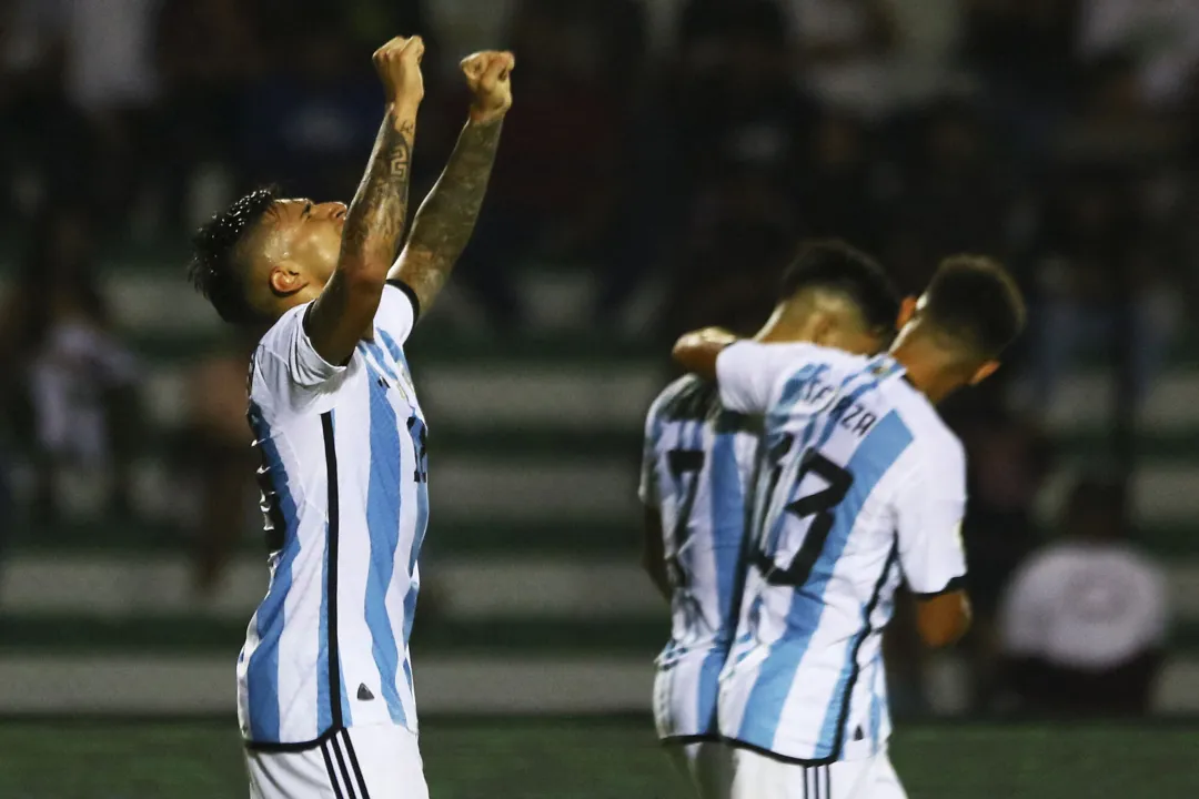 Jogadores da Argentina comemorando vitória no pré-olímpico