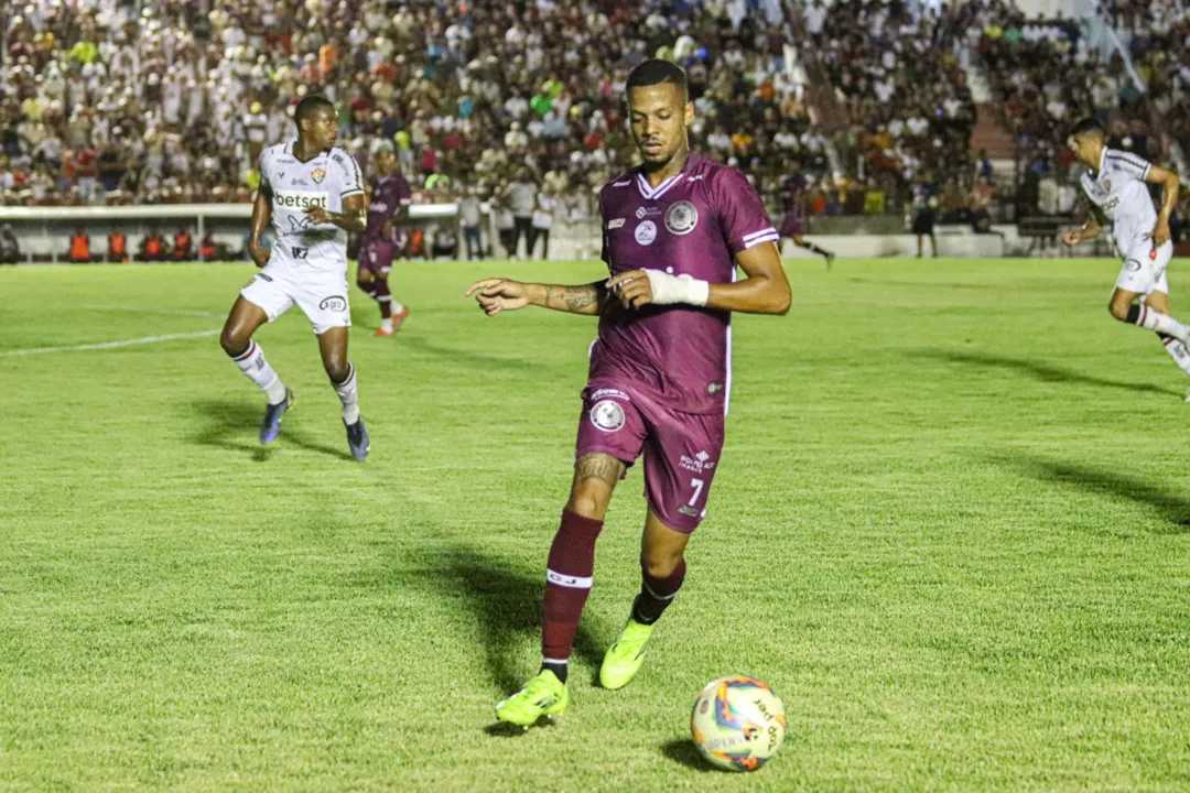 Atacante Flavinho durante confronto diante do Vitória