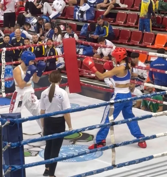 "Luto pelo meu país nos campeonatos internacionais e, no último final de semana, estive competindo no maior campeonato de Kickboxing do mundo", disse a atleta.