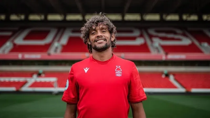 Gustavo Scarpa durante sua rápida passagem pelo Nottingham Forest, da Inglaterra