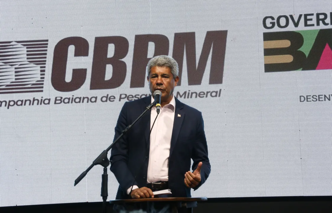Jerônimo Rodrigues na cerimônia de assinatura do contrato entre a Companhia Baiana de Pesquisa Mineral (CBPM) e a Homerun Brasil Mineração, para implantação de plantas industriais no Estado