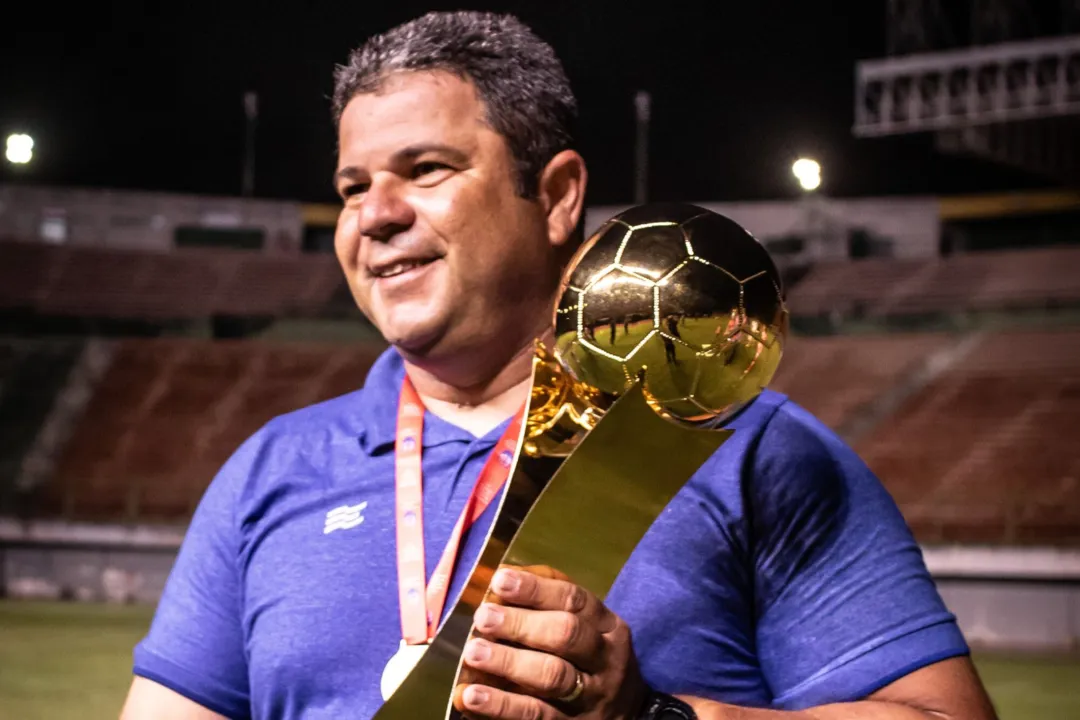 Igor Morena com a taça do Campeonato Baiano Feminino de 2023