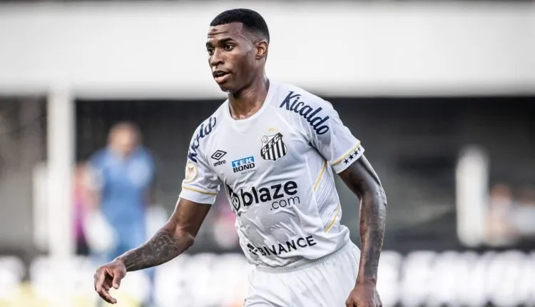 Jean Lucas em ação com a camisa do Santos pelo Brasileirão