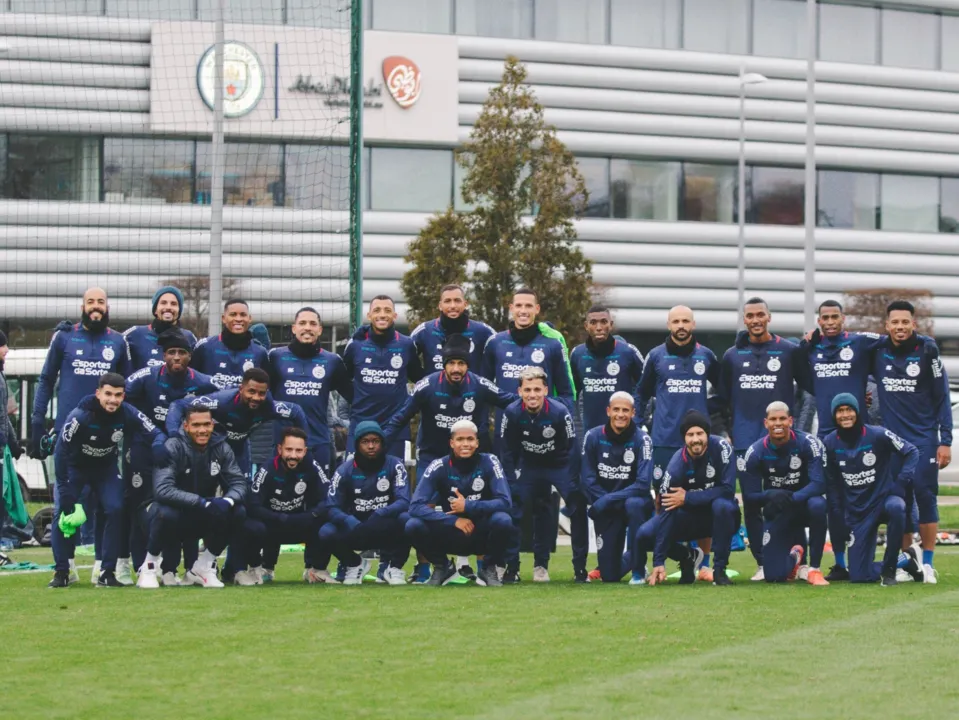 Elenco do Bahia durante atividade no CT do Manchester City
