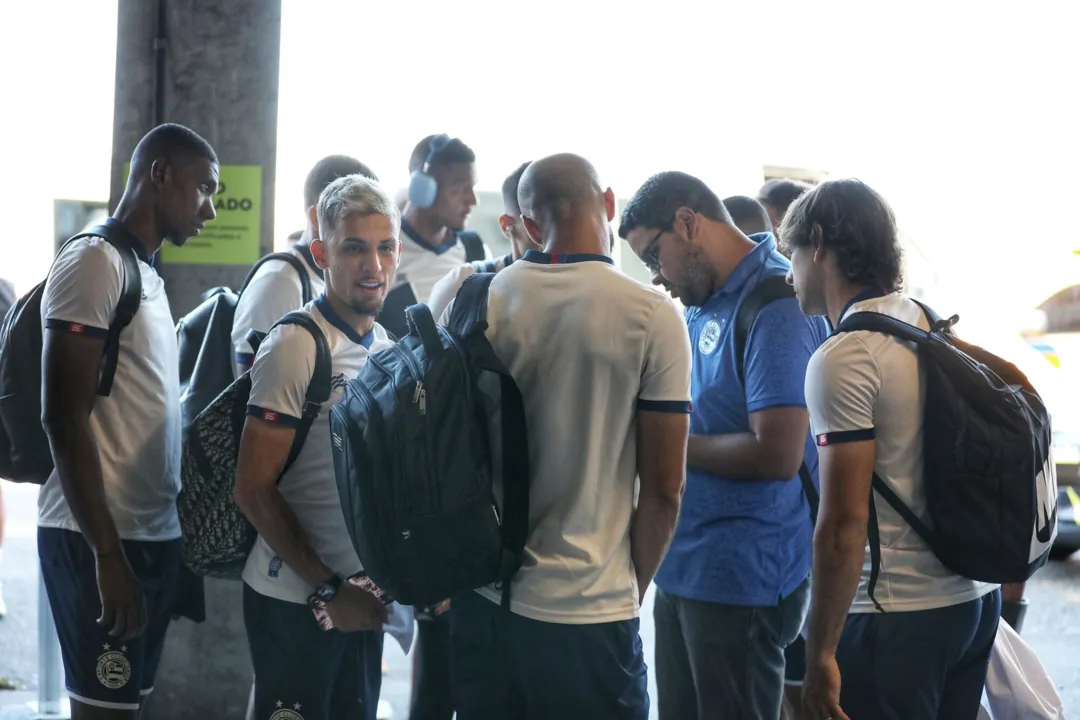 Elenco Tricolor durante o embarque para BH