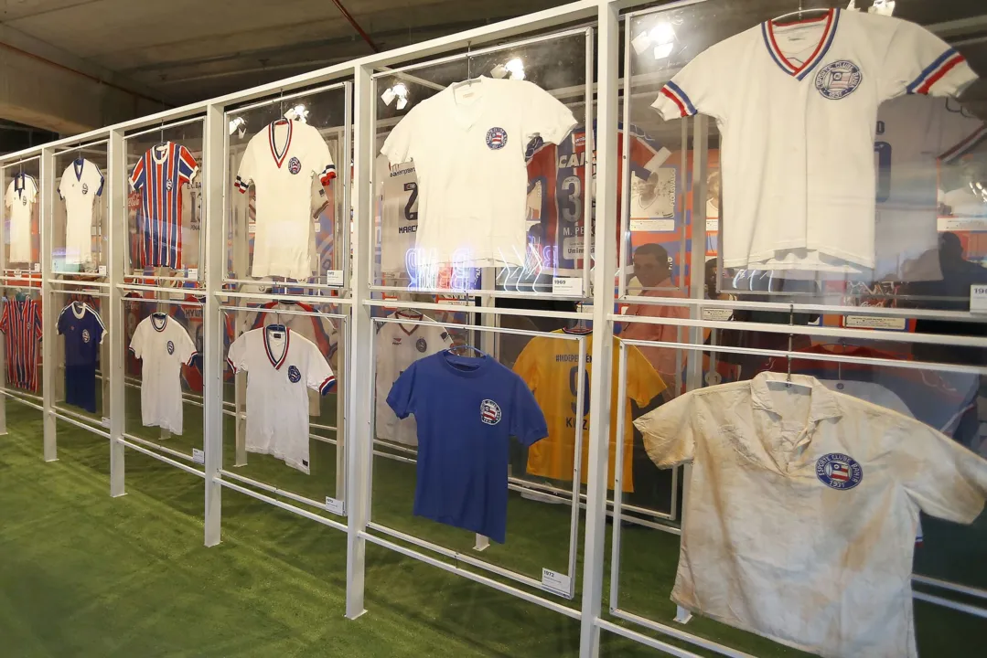 Camisas do Bahia em exposição no museu do clube