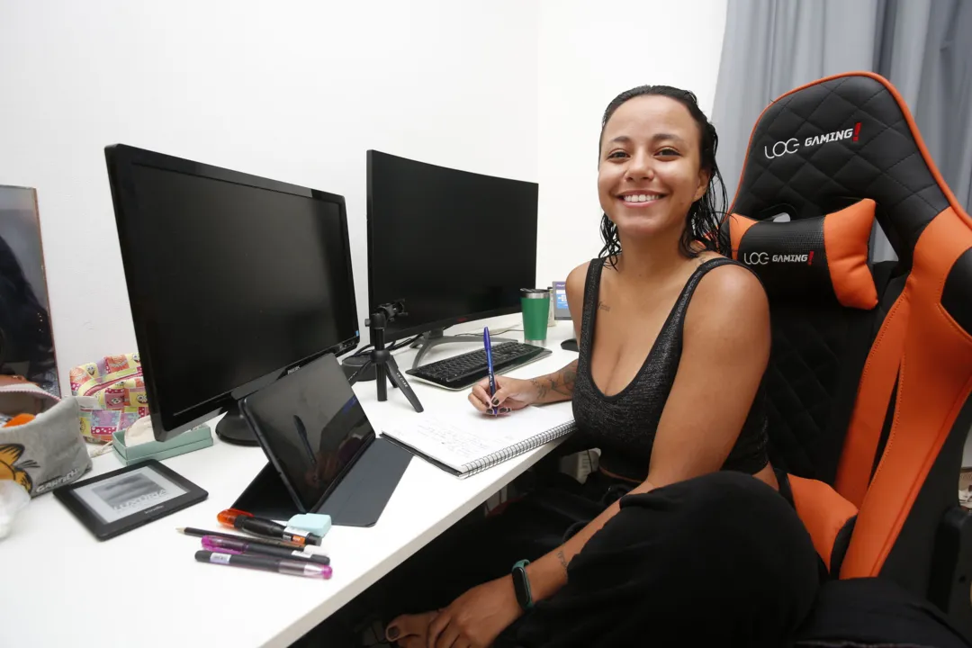 A fotógrafa Juliana Dantas, 28, aposta as fichas nos concursos do INSS e do CNU