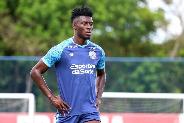 Jhoanner Chávez durante treino com o Bahia