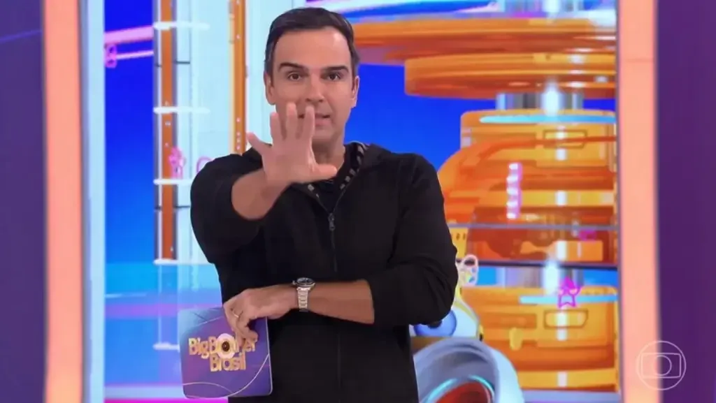 Tadeu Schmidt apresenta o programa na TV