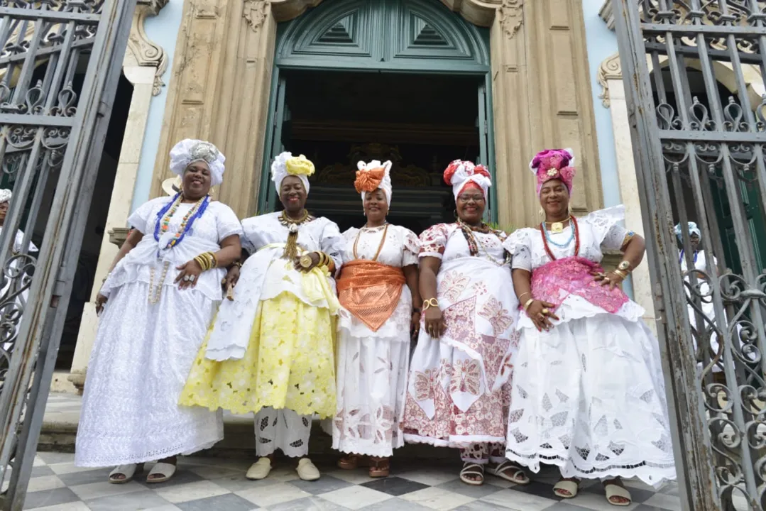 Grupo saiu em cortejo rumo à Praça da Cruz Caída, acompanhado pelo grupo percussivo Tambores e Cores