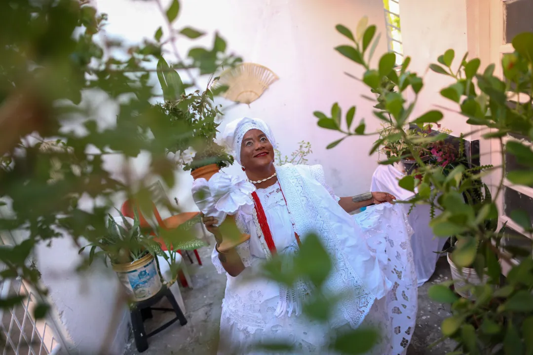 A baiana de acarajé Sandra Nascimento paramentada para a festa