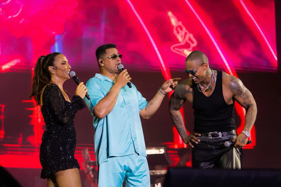 Ivete Sangalo e Xanddy Harmonia subiram no palco e agitaram ainda mais o Baile da Santinha