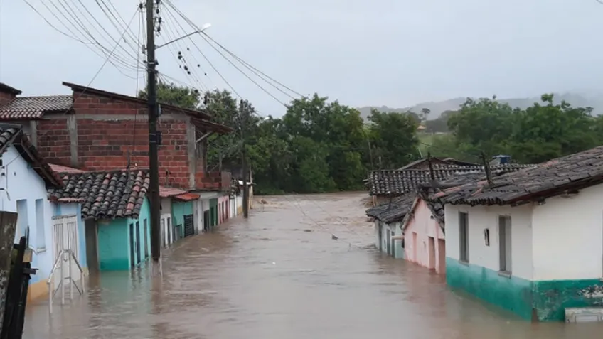 Equipes prestaram assistência em 15 cidades por conta das fortes chuvas