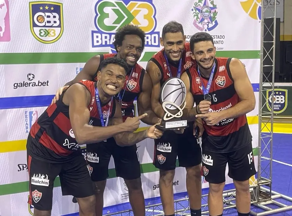 Elenco rubro-negro com a medalha de prata do Basquete: Vitória conquista medalha de prata do Campeonato Brasileiro 3x3