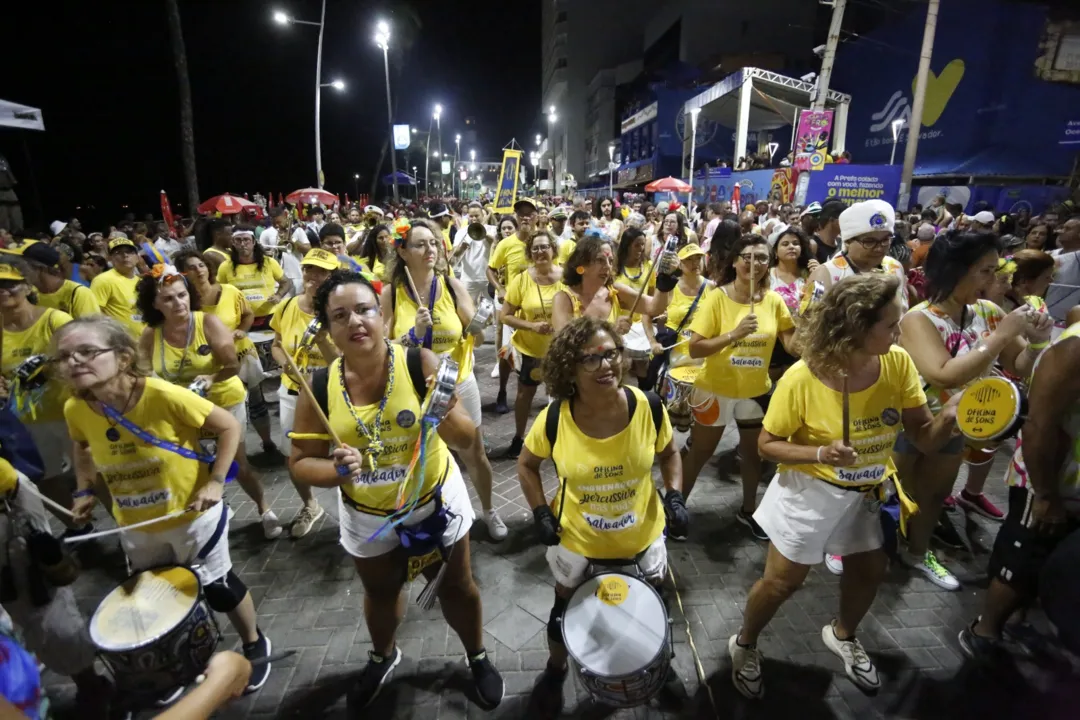 Uma das fanfarras desfilando pelo circuito do carnaval de Salvador