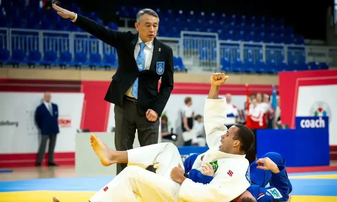 A equipe brasileira garantiu dois ouros, três pratas e um bronze. Uma das medalhas douradas veio com Arthur Silva (foto) na categoria até 90 kg para atletas cegos totais