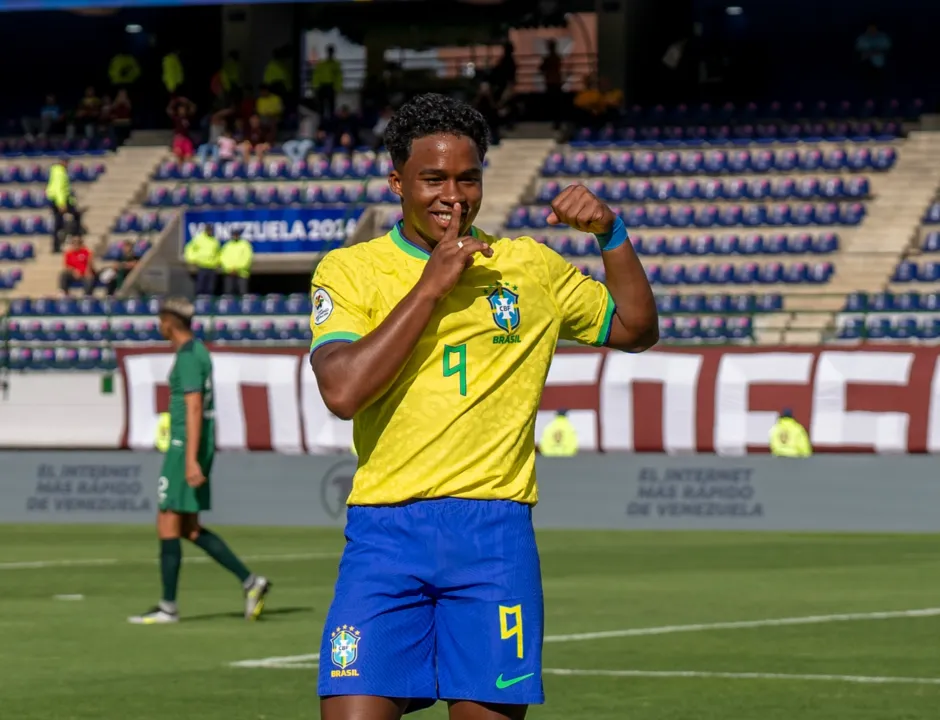 Endrick celebra o gol da vitória da seleção sobre a Bolívia