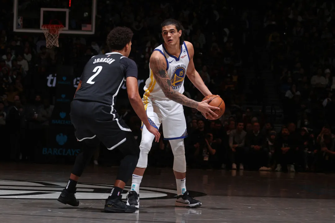 Gui Santos durante partida com o Brooklyn Nets