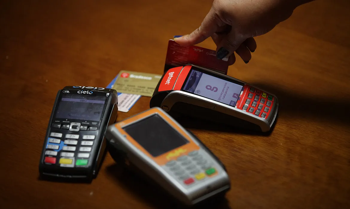 Pagamentos por aproximação movimentaram R$ 986,4 bilhões em 2023