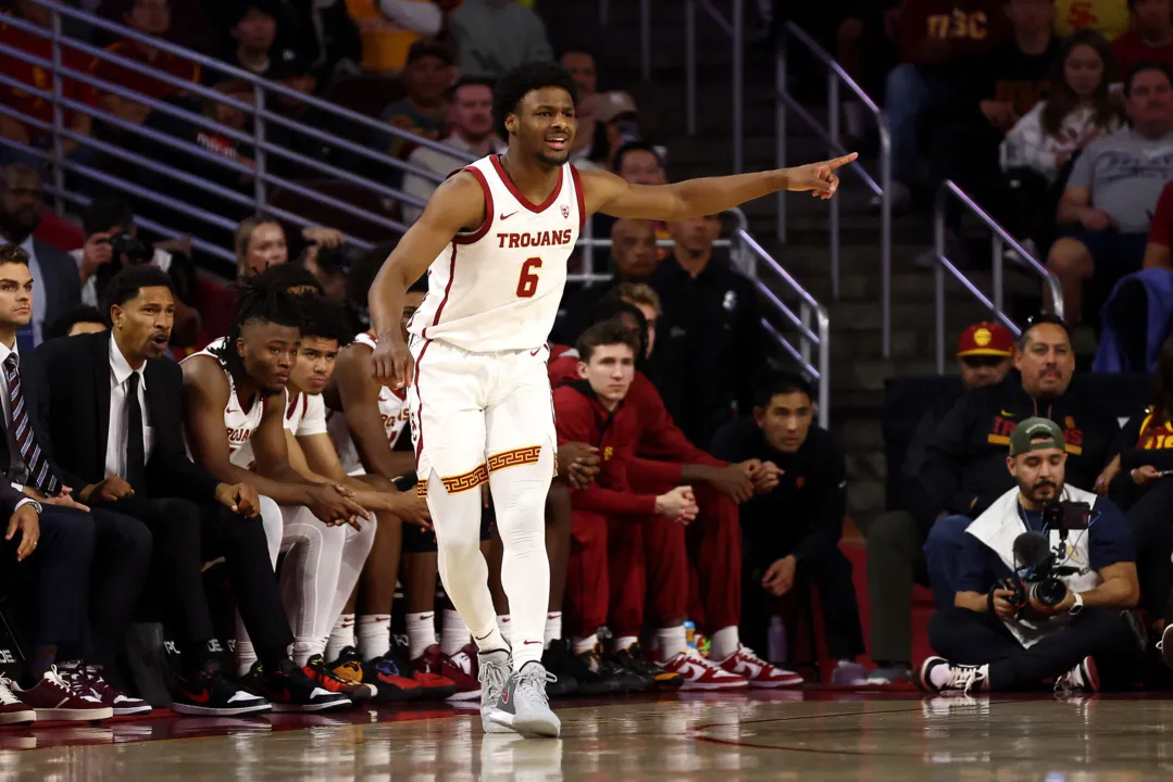 Bronny James durante confronto contra Universidade de Long Beach State