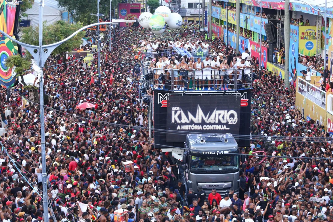 Multidão acompanhando a pipoca do Kannario
