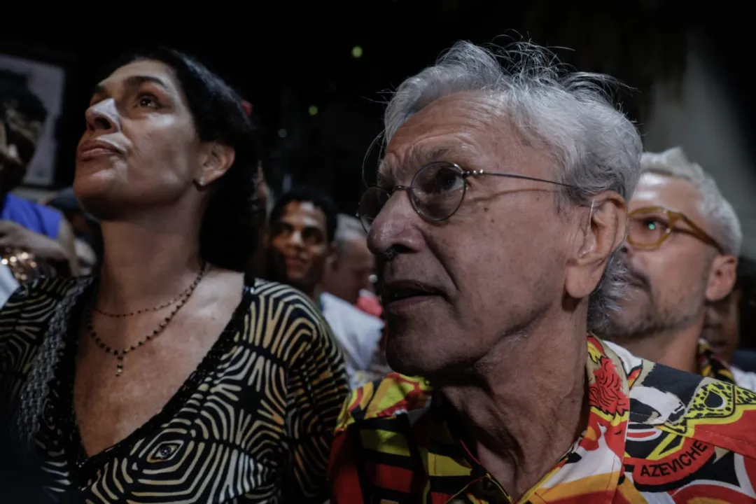 O cantor baiano chegou ao lado da esposa Paula Lavigne e do secretário de cultura da Bahia, Bruno Monteiro