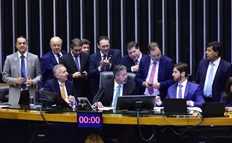 Arthur Lira (PP-AL) comanda a sessão do Plenário desta sexta-feira