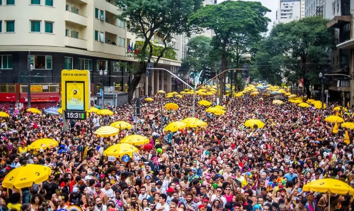 Pesquisa da Abrasel indica que 76% dos bares e restaurantes que vão abrir no Carnaval esperam faturar mais que em 2023