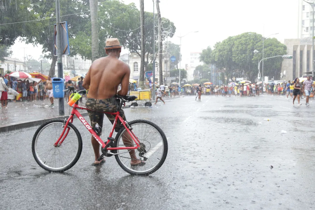 As temperaturas devem variar entre 24ºC (mínima) e 32ºC (máxima)