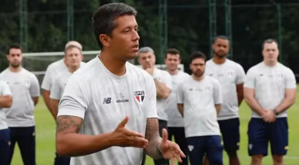 Thiago Carpini durante treino pelo São Paulo