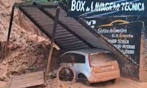 o momento do registro, parte da encosta estava cedendo e chovia bastante