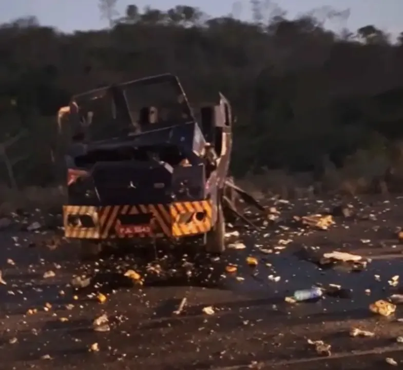 Carro-forte destruído na BR-101