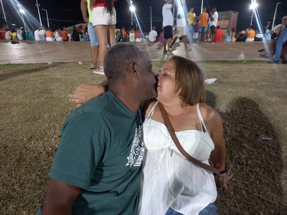 Ronaldo Batista aos beijos curtindo o festival com a namorada