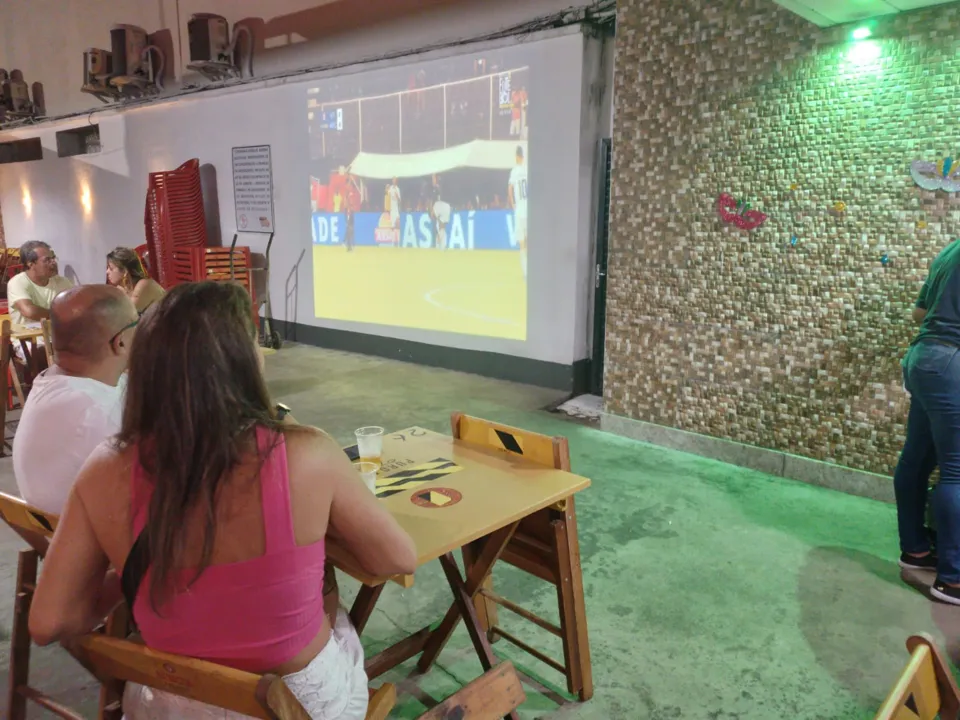 Casal acompanha jogo do Leão  a poucos metros do circuito Barra-Ondina.