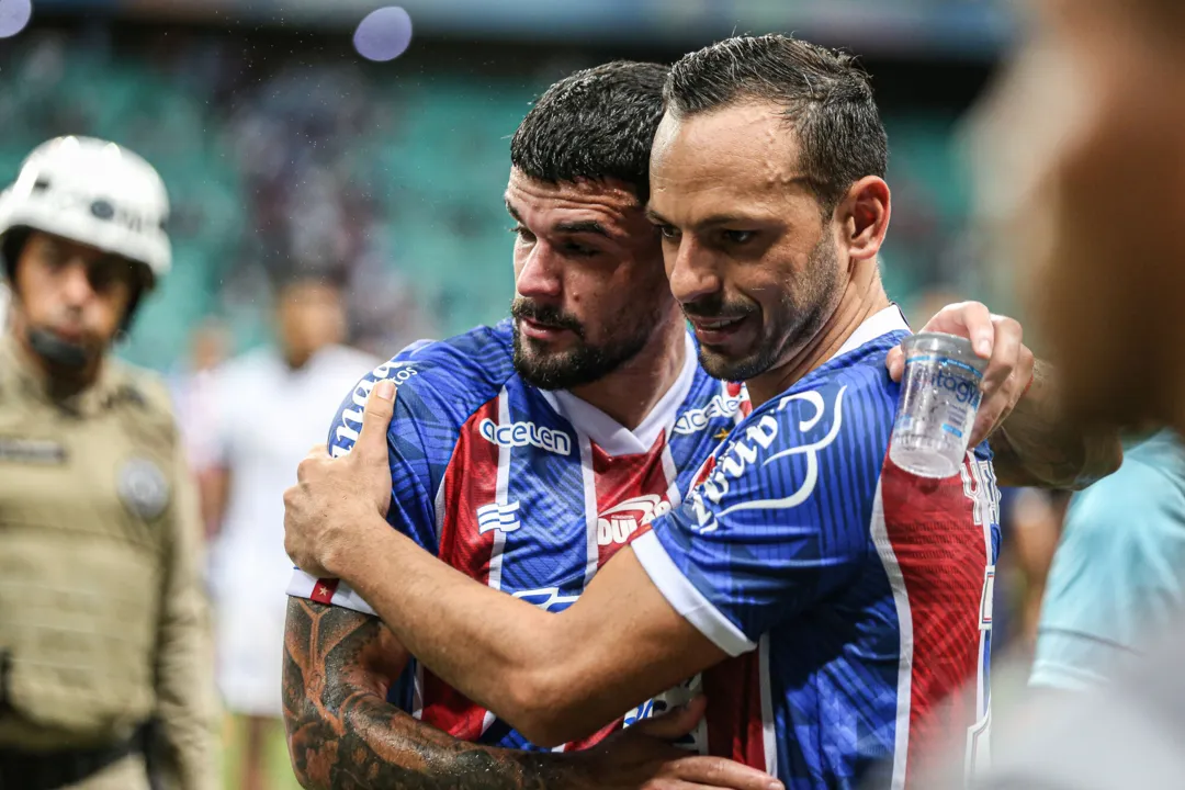 Cauly e Yago Felipe se abraçam após o jogo contra o Itabuna