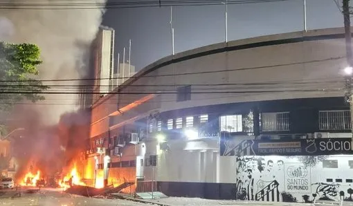 Torcedores do Santos incendeiam veículos ao redor da Vila Belmiro