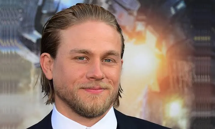 Imagem ilustrativa da imagem Charlie Hunnam recusou interpretar Oliver Queen: "Não sei quem é"