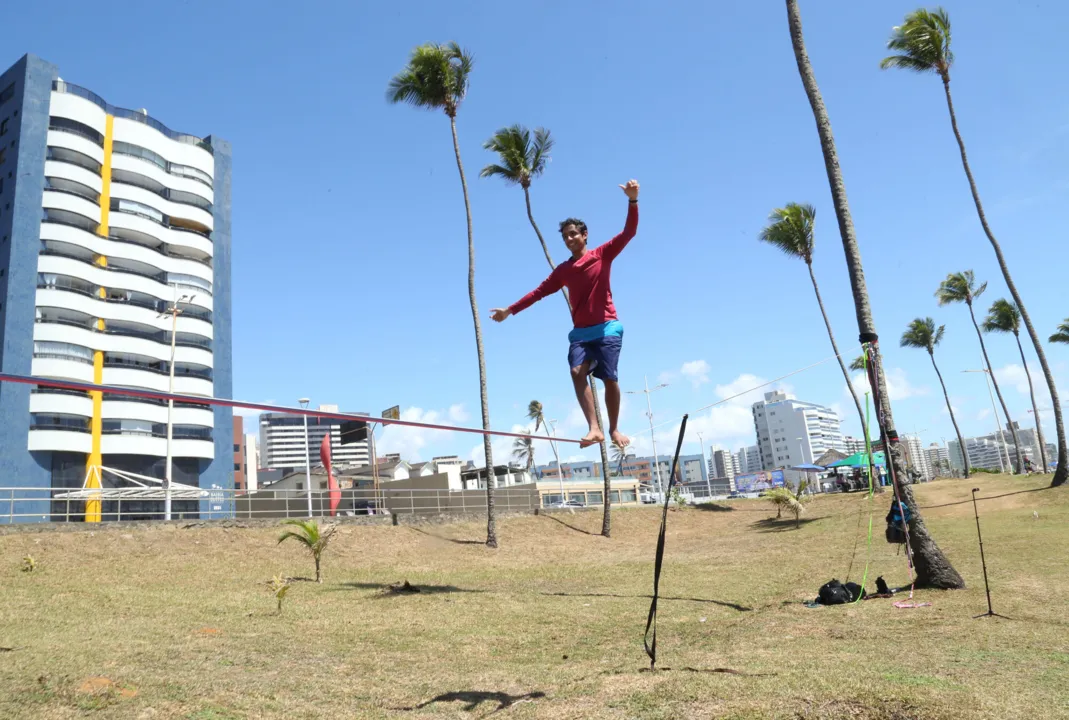 Jonathan desde 2016 faz manobras no slackline, que começou por incentivo do pai

Estamos fazendo uma pauta sobre o aumento da procura pela prática de exercícios físicos antes e durante o verão, focando na maneira saudável de praticar tais atividade físicas e como utilizar suplementos sem prejuízo à saúde. 

Na foto: Jonathan Queiroz,27,engenheiro de software.
Foto:Denisse Salazar /AG. A TARDE
Data: 13/12/2023