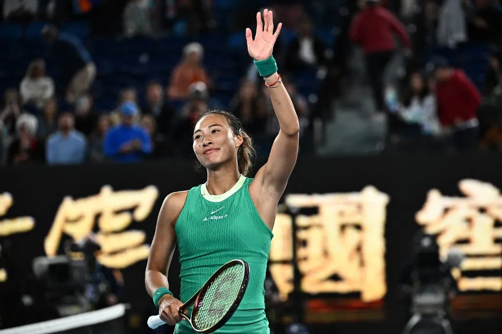 A chinesa Zheng Qinwen comemora a vitória contra a francesa Oceane Dodin durante a partida individual feminina no nono dia do torneio de tênis do Aberto da Austrália