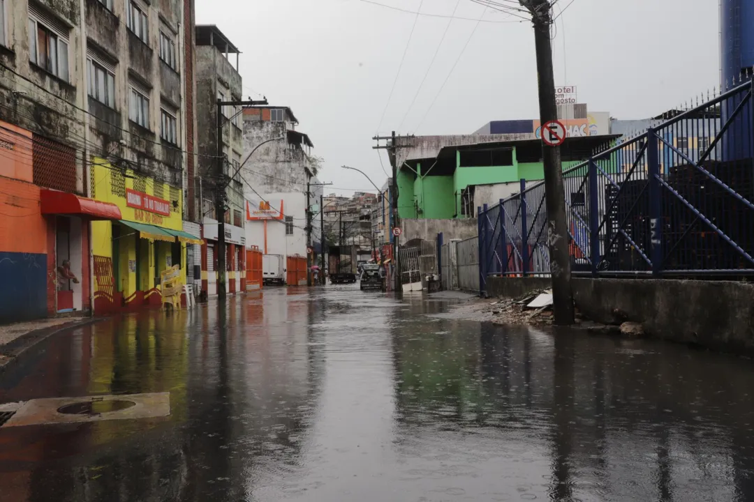 Rua Nilo Peçanha, Calçada, atrás do Atacadão Mercantil