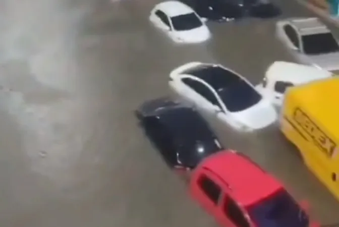 Carros ficaram submersos na Avenida Brasil, na zona norte da capital Rio de Janeiro
