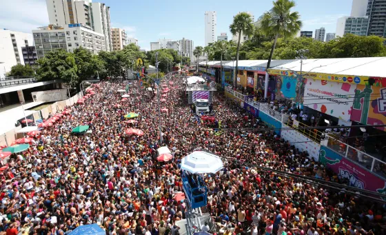 Circuito Osmar lotado fe foliões nesta terça-feira, 13.